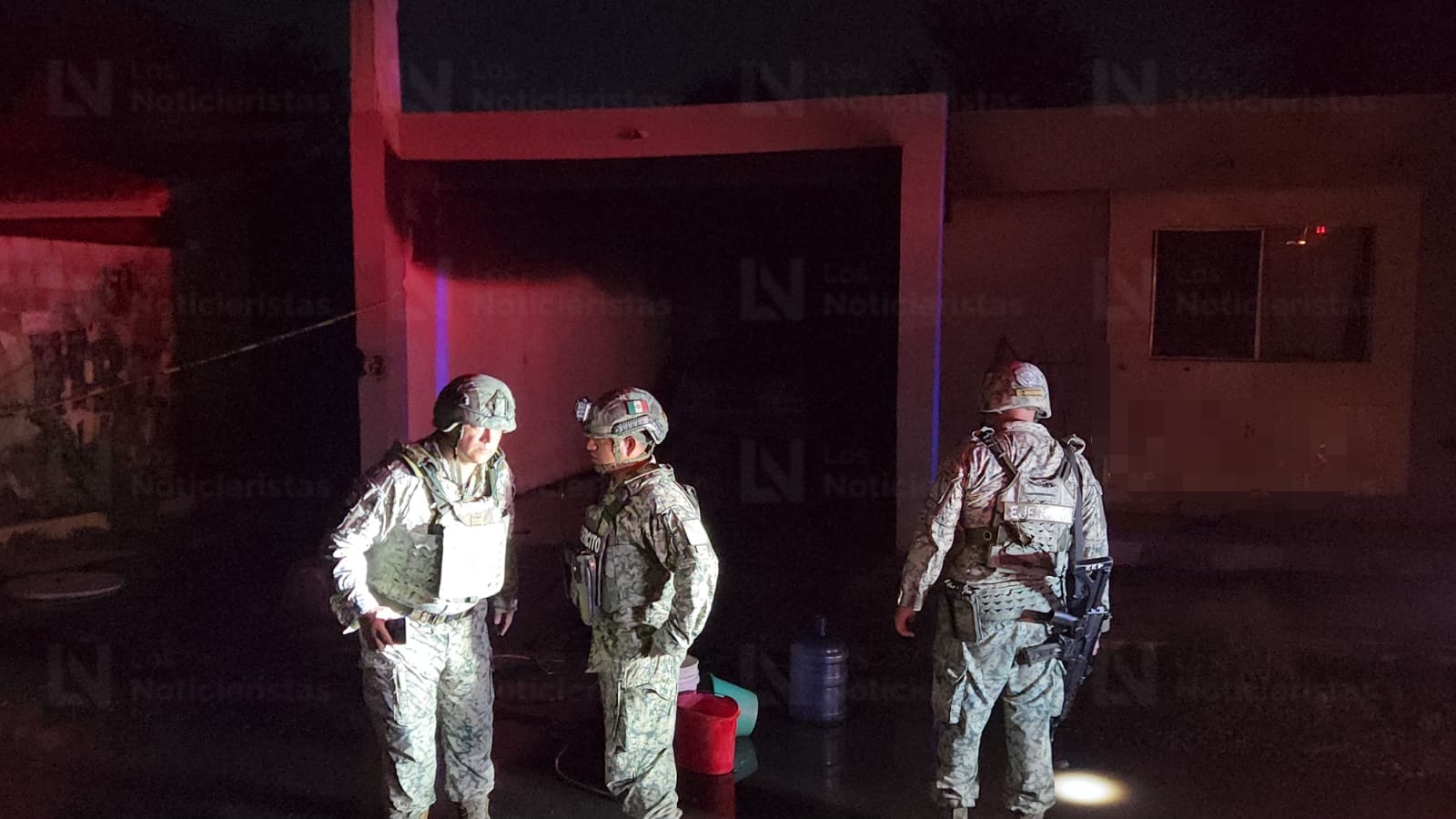 Balean casa y queman vehículo en cochera de Juntas del Humaya, en Culiacán