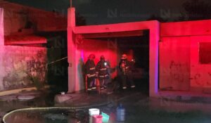 ¡Había personas al interior! Balean casa y queman vehículo en la cochera en el sector Juntas de Humaya en Culiacán, Sinaloa