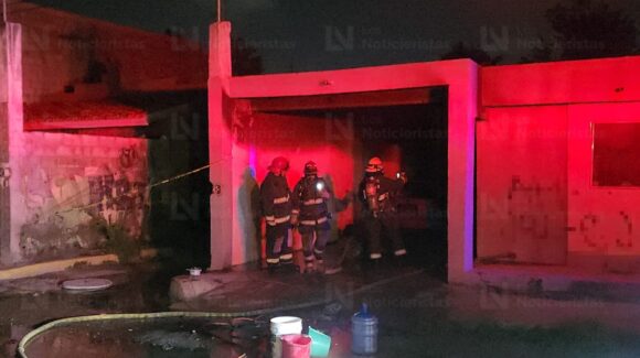 ¡Había personas al interior! Balean casa y queman vehículo en la cochera en el sector Juntas de Humaya en Culiacán, Sinaloa