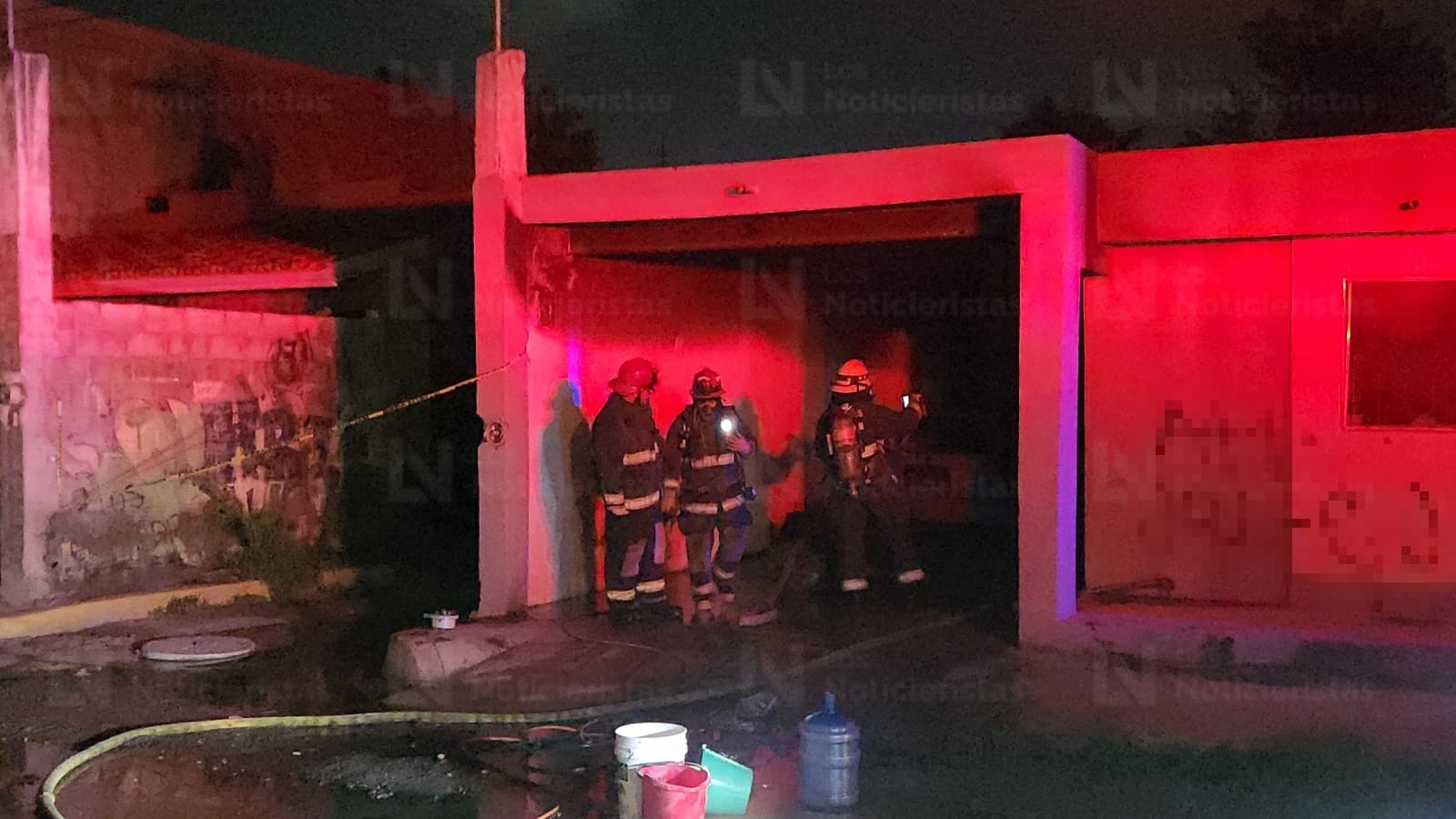 Balean casa y queman vehículo en cochera de Juntas del Humaya, en Culiacán