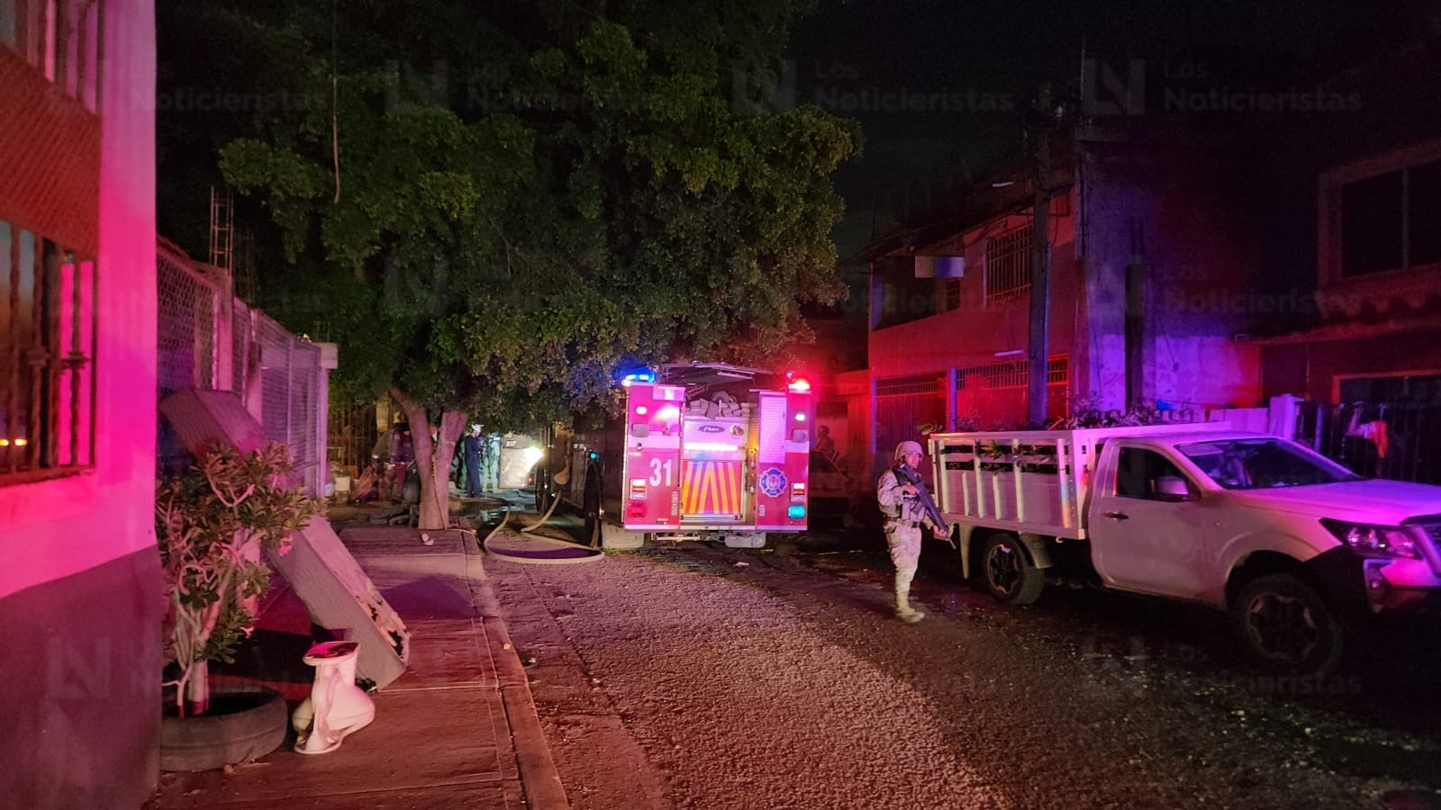 Balean casa y queman vehículo en cochera de Juntas del Humaya, en Culiacán