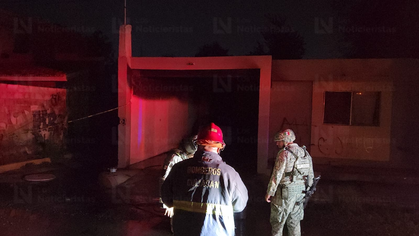 Balean casa y queman vehículo en cochera de Juntas del Humaya, en Culiacán