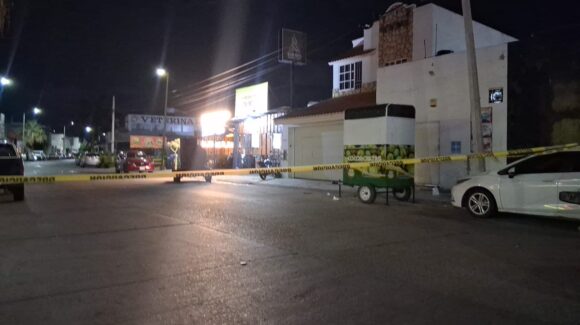 Balean vivienda en Real del Valle en Mazatlán, Sinaloa; agresores huyen en motocicletas