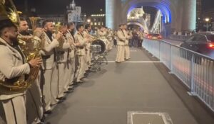 ¡Intento fallido! El Recodo arma ‘tocada’ en la vía pública de Londres cerca de Tower Bridge y así resulta
