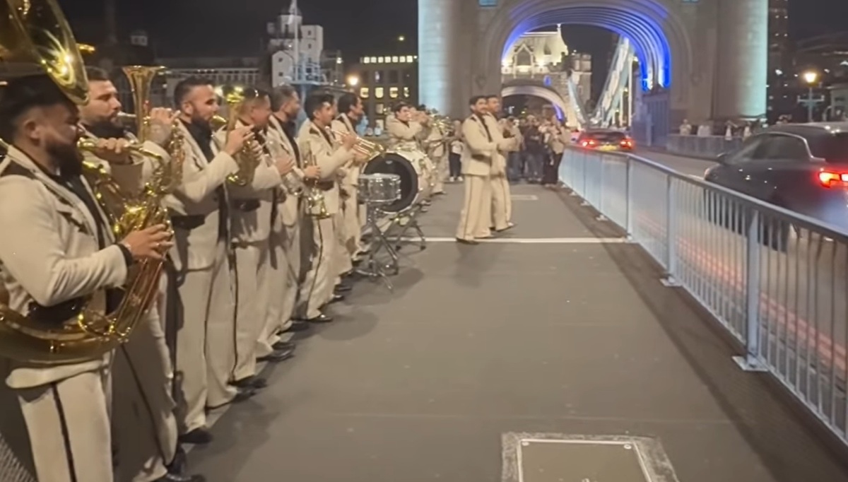Banda El Recodo tocando en la vía pública en Londres