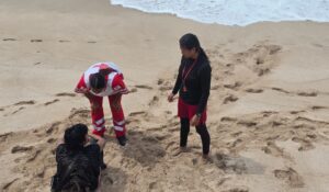 ¡La ponen a salvo! Salvavidas rescatan a mujer atrapada por el oleaje en Playa Norte de Mazatlán, Sinaloa