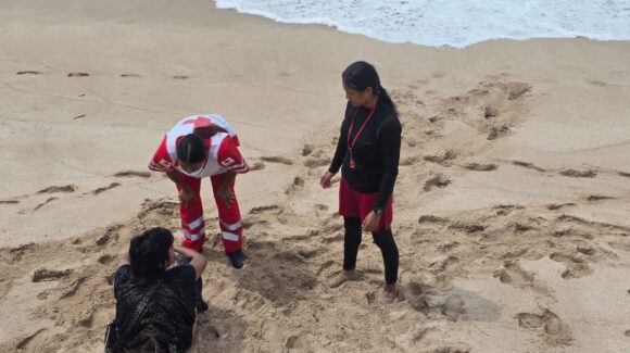 ¡La ponen a salvo! Salvavidas rescatan a mujer atrapada por el oleaje en Playa Norte de Mazatlán, Sinaloa