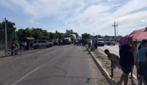 Ahora en Constancia, vecinos bloquean la carretera Los Mochis-El Fuerte por falta de energía eléctrica