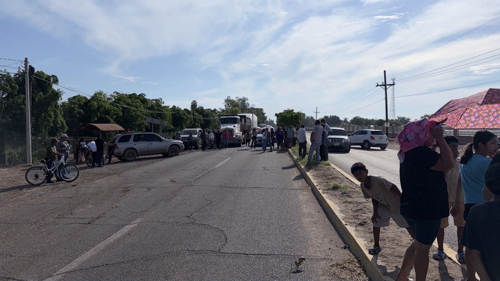 Bloquean la carretera Los Mochis-El Fuerte por falta de energía eléctrica