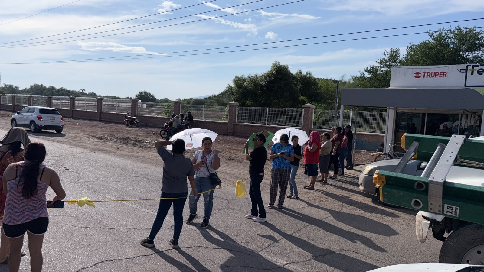 Bloquean la carretera Los Mochis-El Fuerte por falta de energía eléctrica