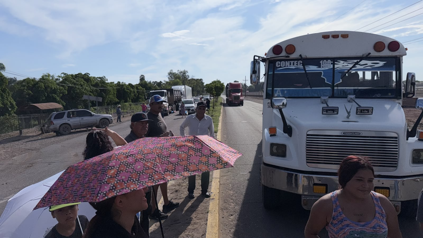 Bloquean la carretera Los Mochis-El Fuerte por falta de energía eléctrica