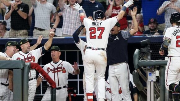 Bravos pegan primero ante Phillies con jonrón de tres carreras