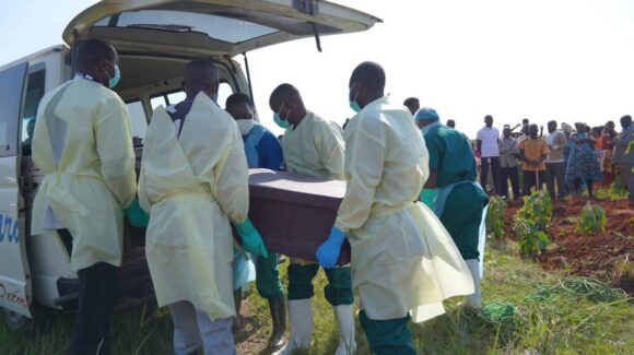 OMS: brote de ébola en RDC sigue fuera de control; más de 3,200 muertos