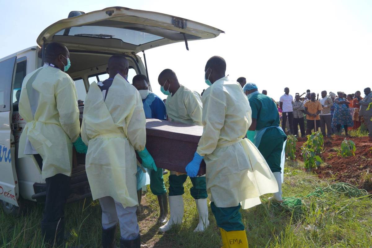 OMS: brote de ébola en RDC sigue fuera de control; más de 3,200 muertos