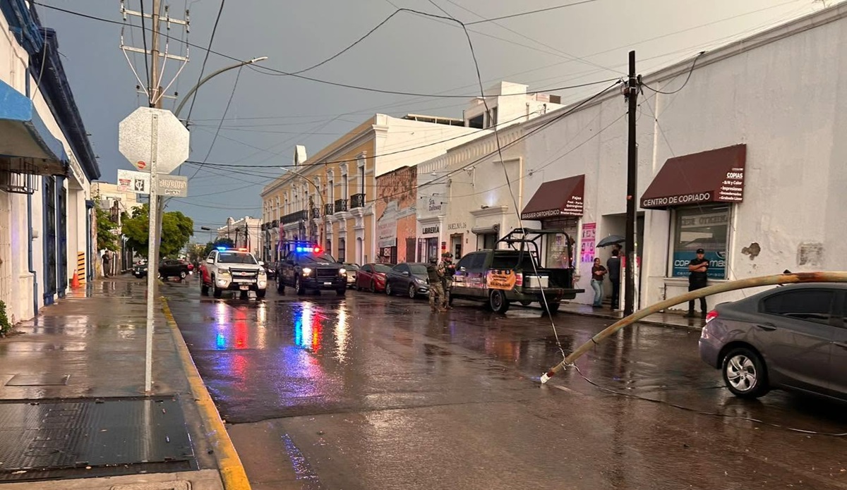 Cae poste sobre vehículo en la Obregón y Buelna, en Culiacán