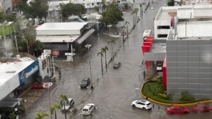 calles inundadas en mazatlan sinaloa por lluvias agua