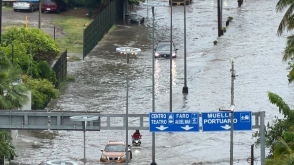Lluvia convierte a la Zona Dorada en una enorme alberca y deja semáforos fuera de servicio en Mazatlán, Sinaloa