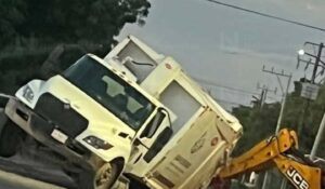 Cae camión de la basura en un socavón en Juan José Ríos, Sinaloa