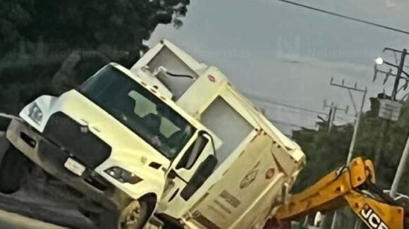 Cae camión de la basura en un socavón en Juan José Ríos, Sinaloa