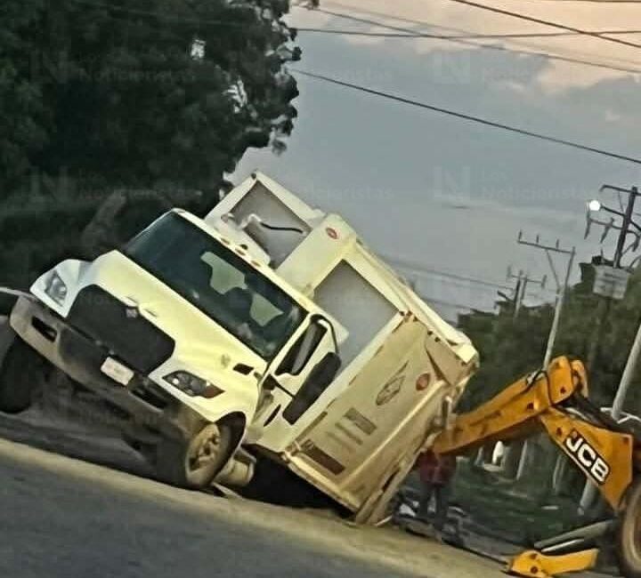 Cae camión de la basura en un socavón en Juan José Ríos, Sinaloa