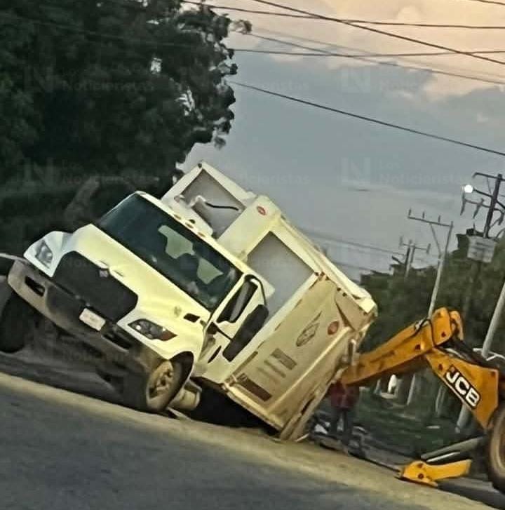 Camión de la basura cae a socavón en Juan José Ríos