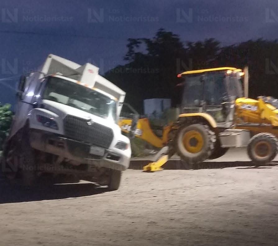 Camión de la basura cae a socavón en Juan José Ríos