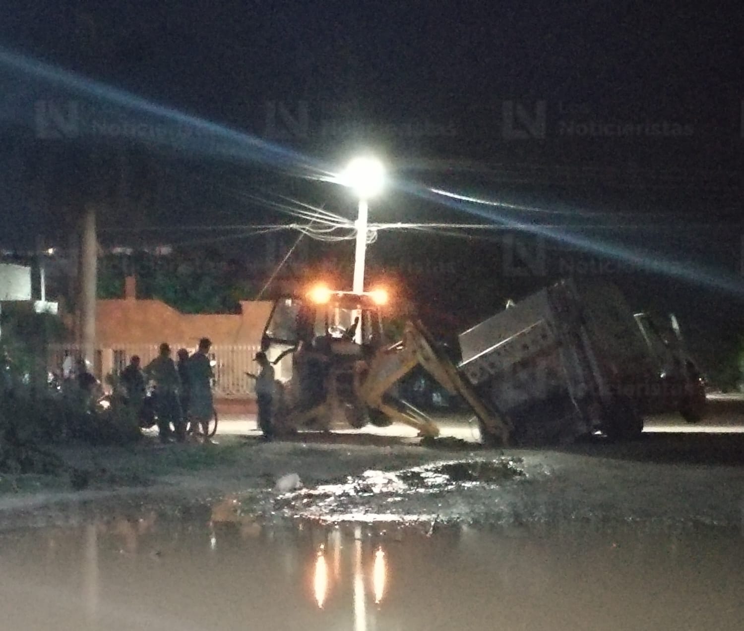 Camión de la basura cae a socavón en Juan José Ríos