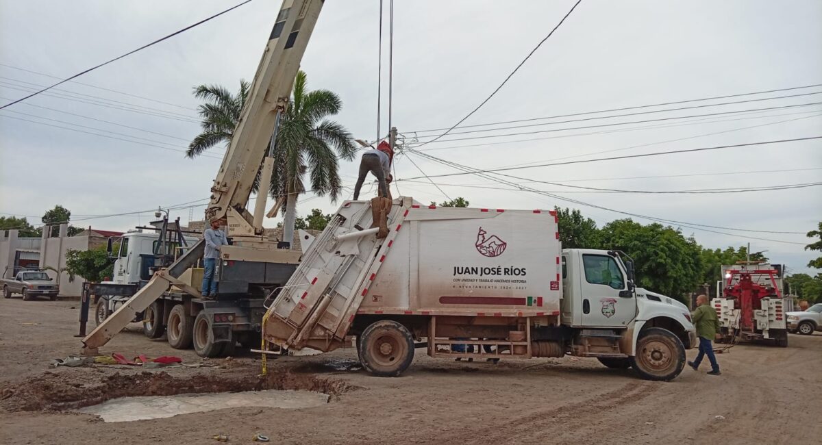 El camión de recolección de basura que cayó en un socavón en Juan José Ríos fue llevado al taller