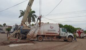 El camión de recolección de basura que cayó en un socavón en Juan José Ríos fue llevado al taller