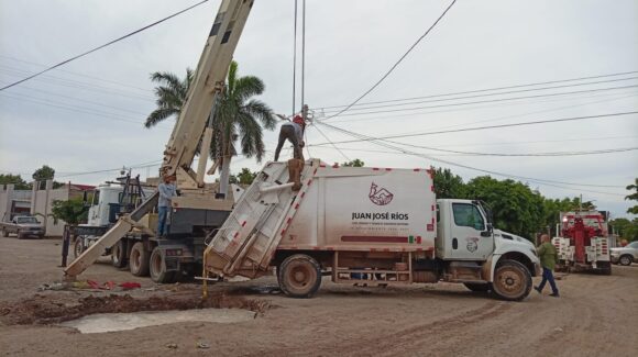 El camión de recolección de basura que cayó en un socavón en Juan José Ríos fue llevado al taller