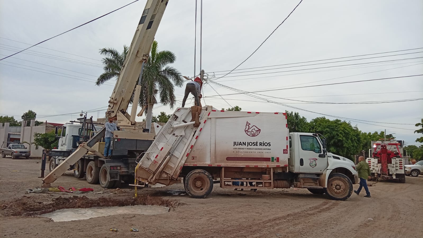 Camión recolector de basura de Juan José Ríos que cayó a un socavón