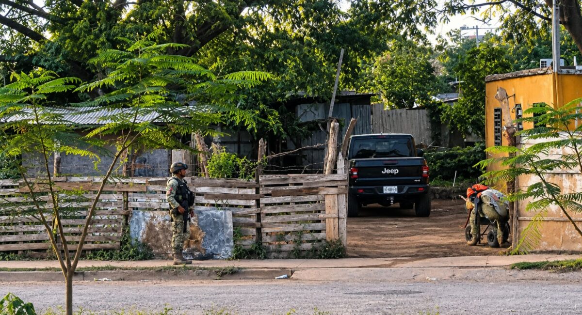 Balean camioneta estacionada en el patio de una vivienda en la Invasión Canaco, en Mazatlán, Sinaloa