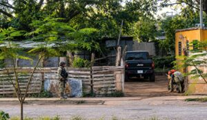 Balean camioneta estacionada en el patio de una vivienda en la Invasión Canaco, en Mazatlán, Sinaloa