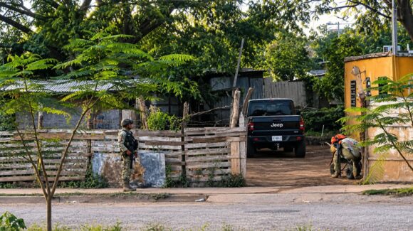 Balean camioneta estacionada en el patio de una vivienda en la Invasión Canaco, en Mazatlán, Sinaloa