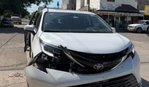 Conductora presuntamente se pasa el alto y arrolla a motociclista en el Centro de Guasave, Sinaloa
