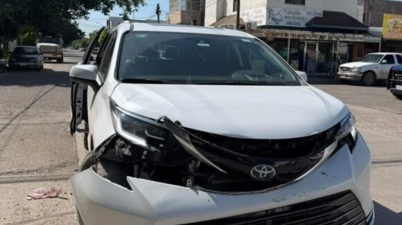 Conductora presuntamente se pasa el alto y arrolla a motociclista en el Centro de Guasave, Sinaloa
