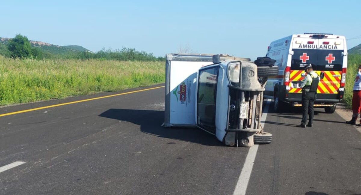 Conductor de una panadería queda volcado en la México 15 y los cerros de Barobampo, en Ahome, Sinaloa