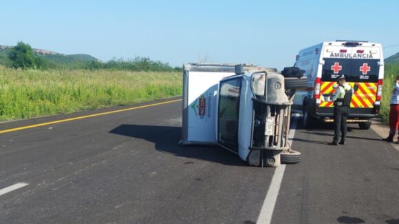 Conductor de una panadería queda volcado en la México 15 y los cerros de Barobampo, en Ahome, Sinaloa