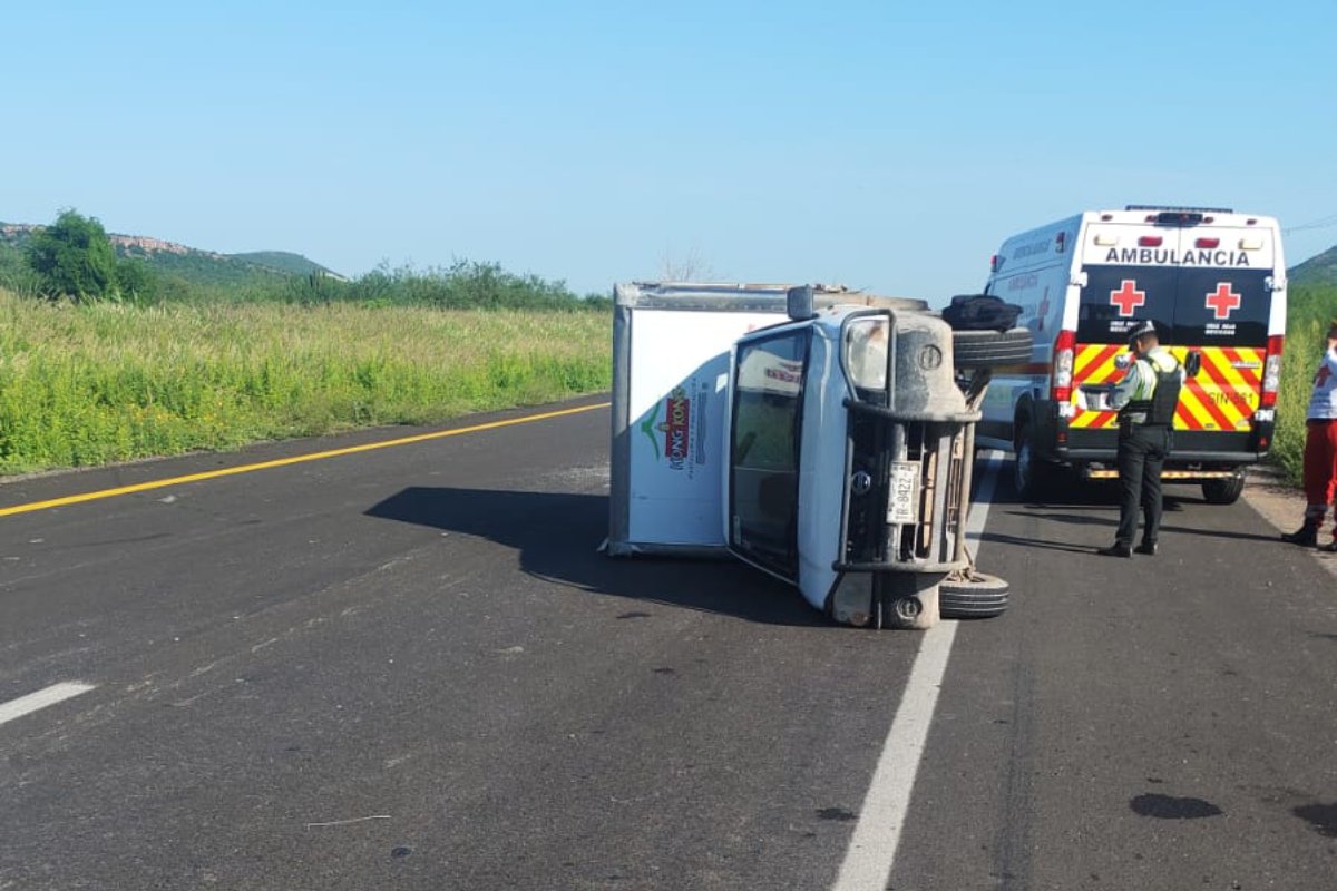 Conductor de una panadería queda volcado en la México 15 y los cerros de Barobampo, en Ahome, Sinaloa