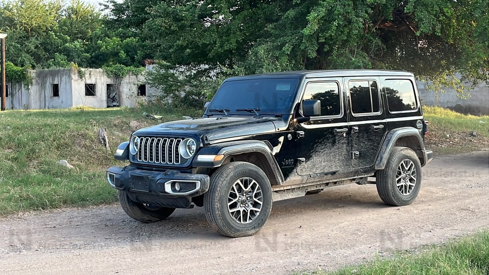 Trasladan los camionetas decomisadas en vivienda de la colonia Las Golondrinas de Guasave,