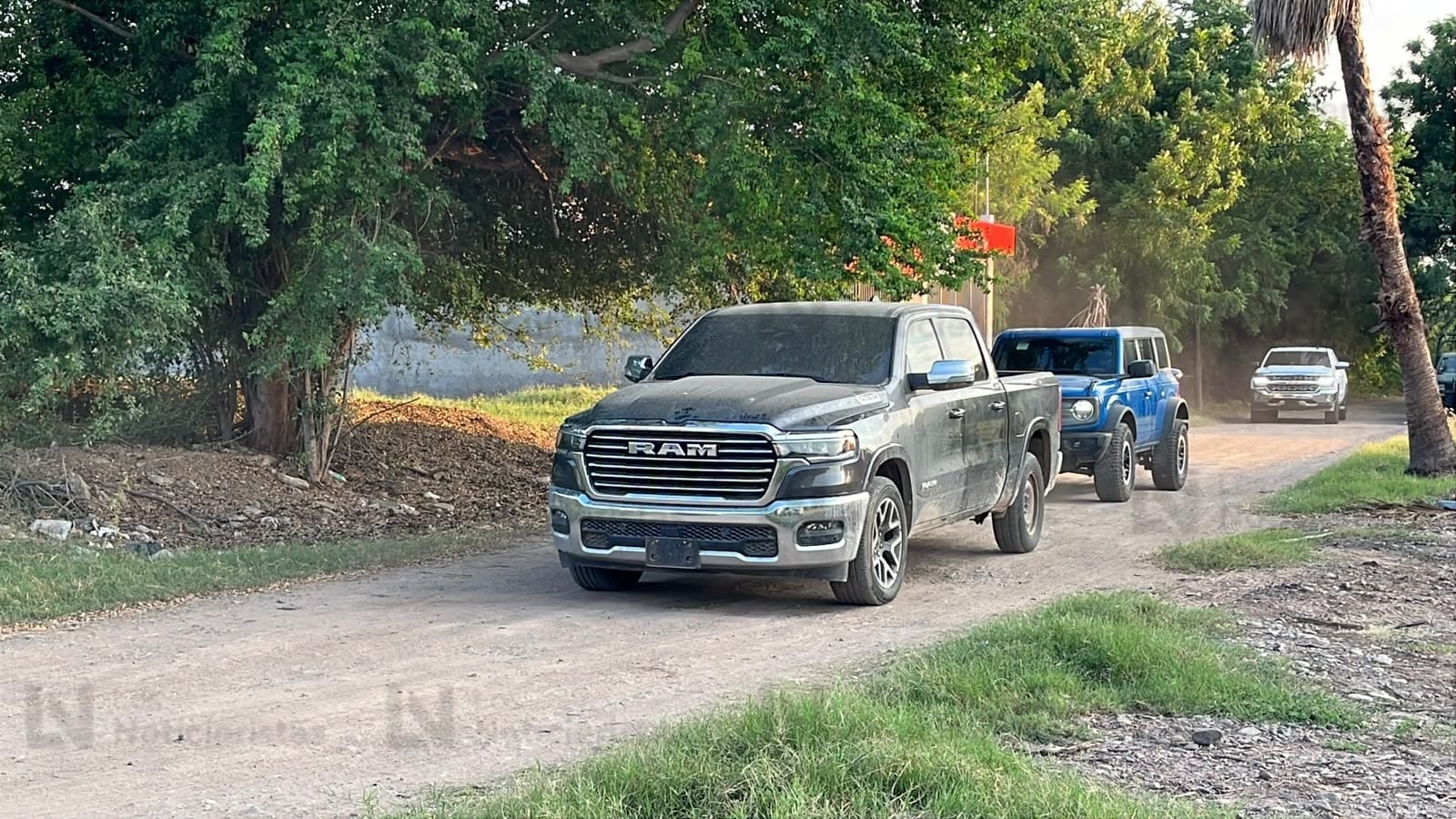 Trasladan los camionetas decomisadas en vivienda de la colonia Las Golondrinas de Guasave,
