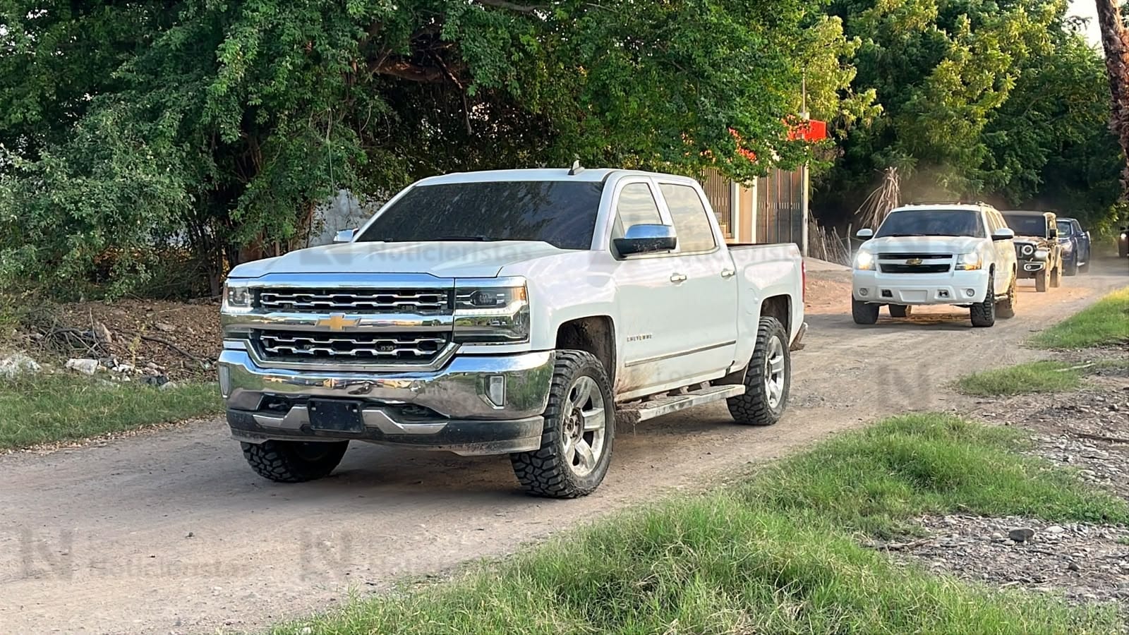 Trasladan los camionetas decomisadas en vivienda de la colonia Las Golondrinas de Guasave,