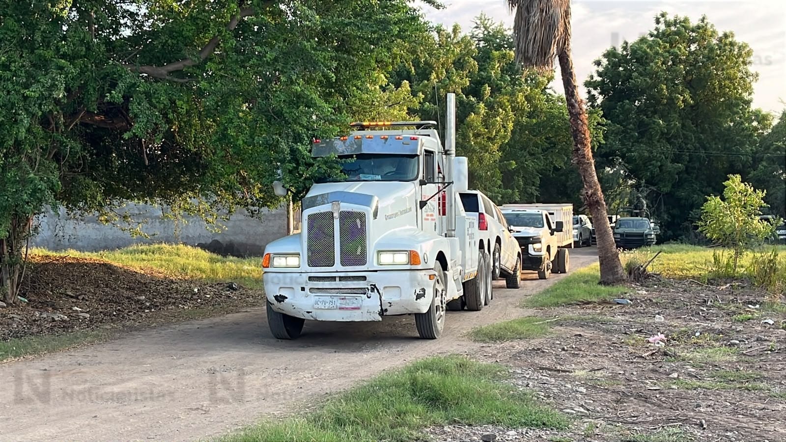 Trasladan los camionetas decomisadas en vivienda de la colonia Las Golondrinas de Guasave,