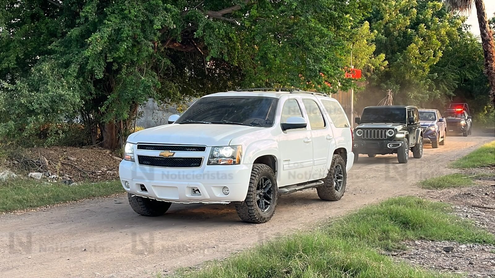 Trasladan los camionetas decomisadas en vivienda de la colonia Las Golondrinas de Guasave,