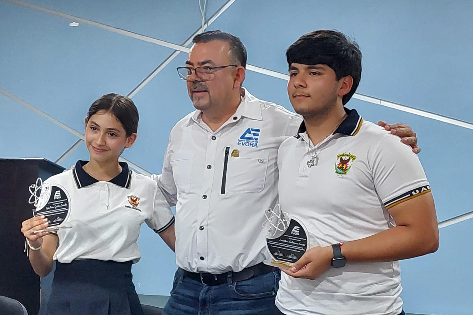 Canaco reconoce a estudiantes de Guamúchil por su primer lugar en competencia en Ecuador