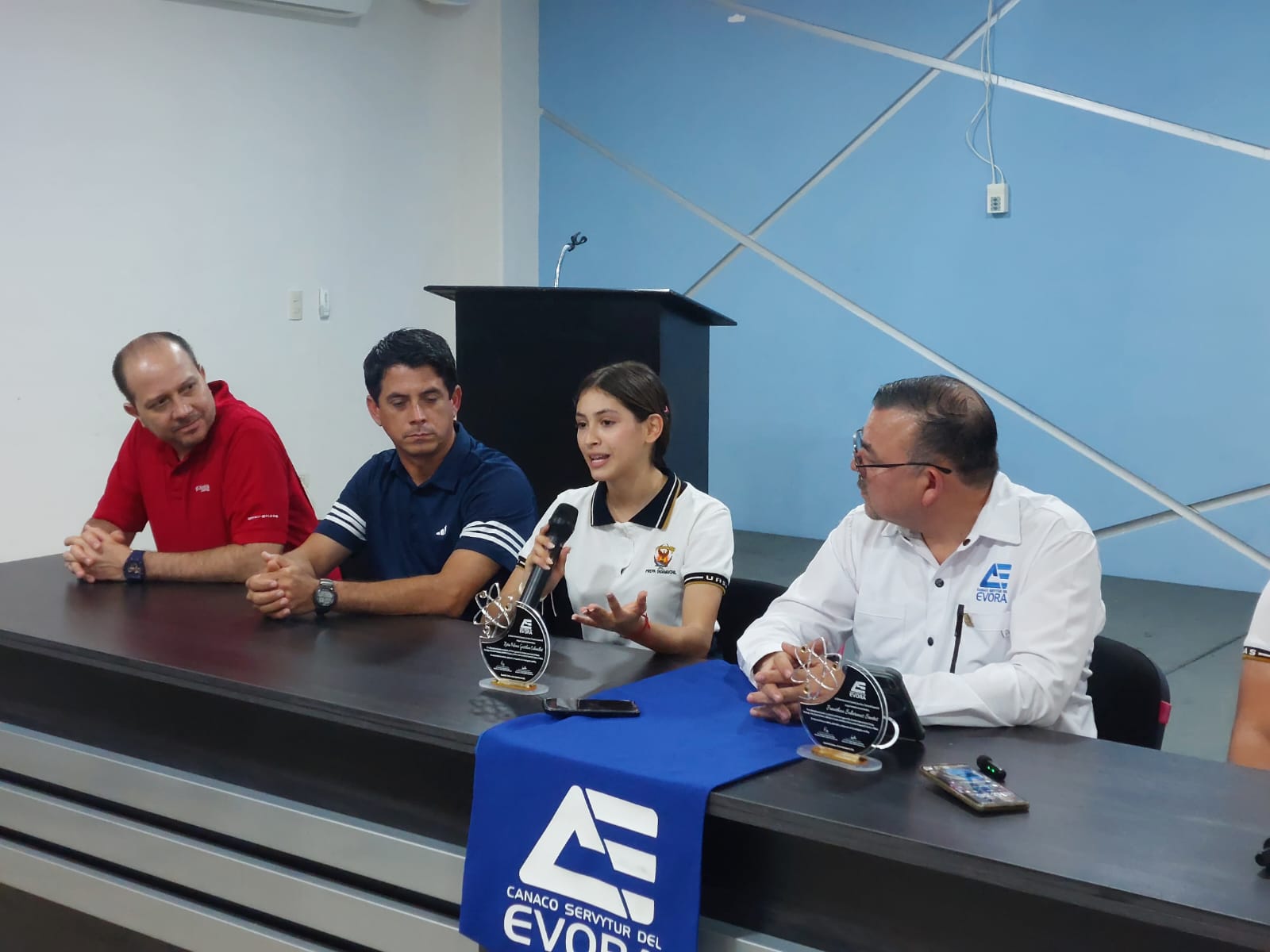 Canaco reconoce a estudiantes de Guamúchil por su primer lugar en competencia en Ecuador