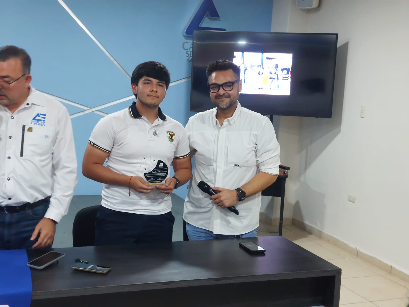 Canaco reconoce a estudiantes de Guamúchil por su primer lugar en competencia en Ecuador