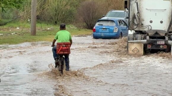 Canal de riego de Las Mañanitas apunto de desbordarse; vecinos de la Castro en Los Mochis, piden desazolve en la obra hidráulica