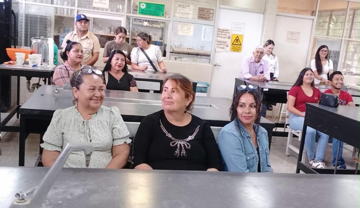 Capacitan a mujeres pescadoras de El Jitzámuri, en Ahome