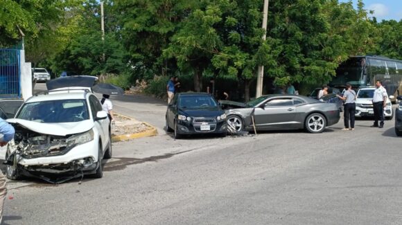 Carambola entre tres vehículos deja un lesionado y cuantiosos daños en Mazatlán, Sinaloa